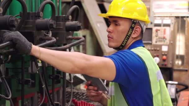 Trabajador de fábrica inteligente usando máquina en taller de fábrica — Vídeos de Stock