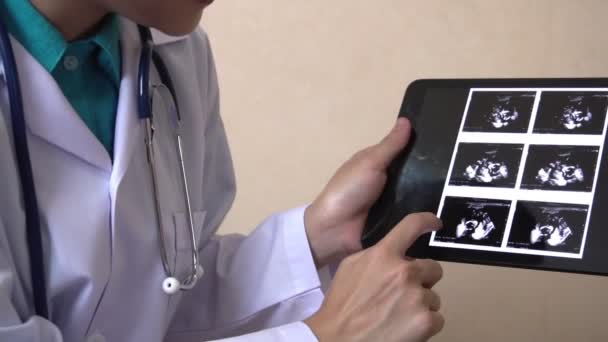 Ευτυχής Έγκυος Γυναίκα Επισκεφθείτε Γυναικολόγος Γιατρός Στο Νοσοκομείο Ιατρική Κλινική — Αρχείο Βίντεο