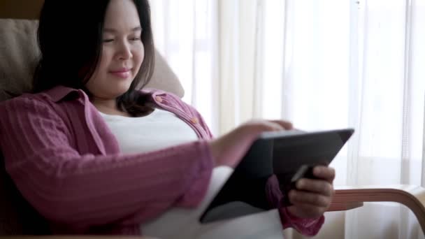 Беременная Женщина Чувствует Себя Счастливой Дома Заботясь Своем Ребенке Молодая — стоковое видео