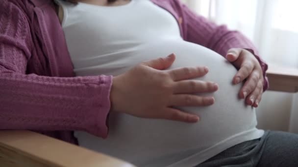 Donna Incinta Sente Felice Casa Mentre Prende Cura Del Suo — Video Stock