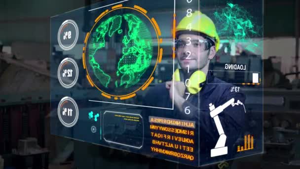 Pracownik Fabryki Wykorzystuje Przyszłe Holograficzne Urządzenie Ekranowe Sterowania Maszyną Produkcyjną — Wideo stockowe