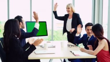 Konferans odasındaki iş adamları yeşil ekran krom anahtar televizyonlu ya da ofis masasında bilgisayar olan kişiler. Çeşitli iş adamları ve iş kadınları video konferansında bir araya geldi. .