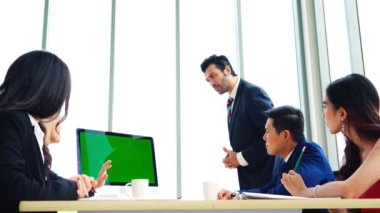 Konferans odasındaki iş adamları yeşil ekran krom anahtar televizyonlu ya da ofis masasında bilgisayar olan kişiler. Çeşitli iş adamları ve iş kadınları video konferansında bir araya geldi. .