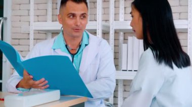 Profesyonel üniformalı doktor hastanedeki ya da klinikteki hastayı muayene ediyor. Sağlık, sağlık ve doktor hizmetleri konsepti.