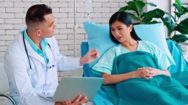 Profesyonel üniformalı doktor hastanedeki ya da klinikteki hastayı muayene ediyor. Sağlık, sağlık ve doktor hizmetleri konsepti.