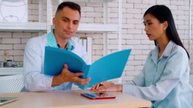 Profesyonel üniformalı doktor hastanedeki ya da klinikteki hastayı muayene ediyor. Sağlık, sağlık ve doktor hizmetleri konsepti.
