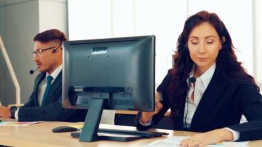 Ofiste çalışan kulaklık takan iş adamları.