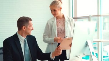 İki iş adamı ofiste proje stratejisi hakkında konuşuyor