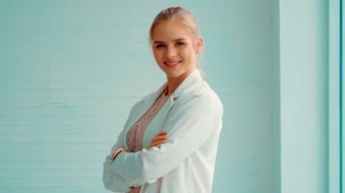 Ofiste çekici bir genç kadın portresi.