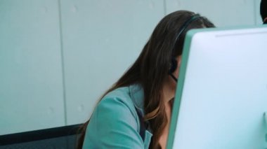 Ofiste çalışan kulaklık takan iş adamları.