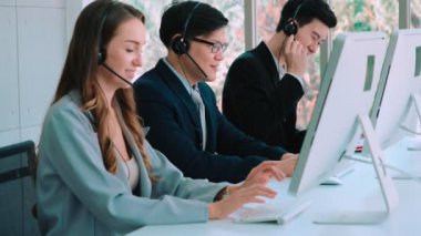 Ofiste çalışan kulaklık takan iş adamları.