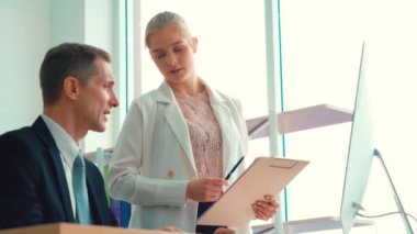 İki iş adamı ofiste proje stratejisi hakkında konuşuyor