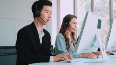 Ofiste çalışan kulaklık takan iş adamları.