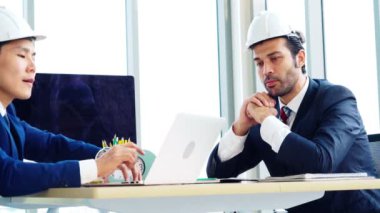 Mühendis ve mimar ofis masasında buluşuyor.