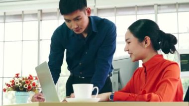 İki iş adamı toplantı odasında proje stratejisi hakkında konuşuyor. İş adamı, mali veri raporu hakkında sohbet ve tavsiyelerde bulunurken, modern işyerindeki iş arkadaşıyla proje planlamasını tartıştı.