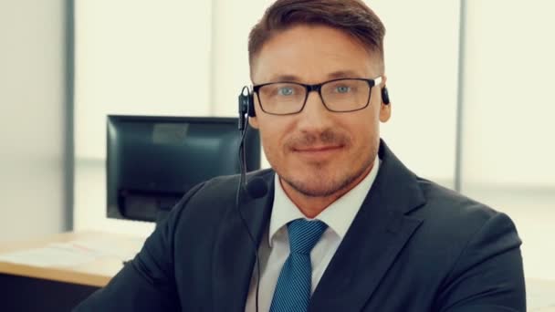 Pessoas Negócios Usando Headset Trabalhando Escritório Para Apoiar Cliente Remoto — Vídeo de Stock