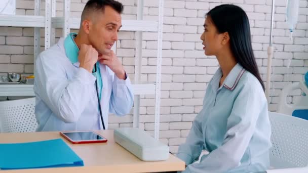 Médico Uniforme Profesional Examinando Paciente Hospital Clínica Médica Concepto Servicio — Vídeo de stock