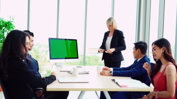 Geschäftsleute Konferenzraum Mit Grünem Bildschirm Fernseher Oder Computer Auf Dem — Stockvideo
