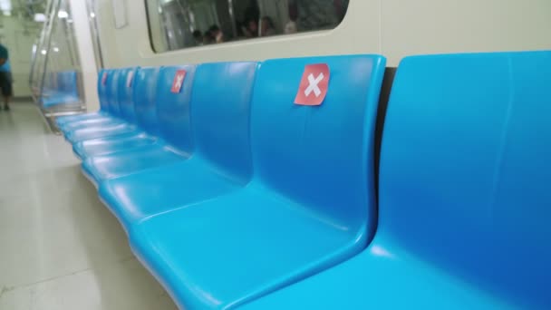 Siège sur le public dans le métro public souterrain avec des panneaux de distance sociale — Video