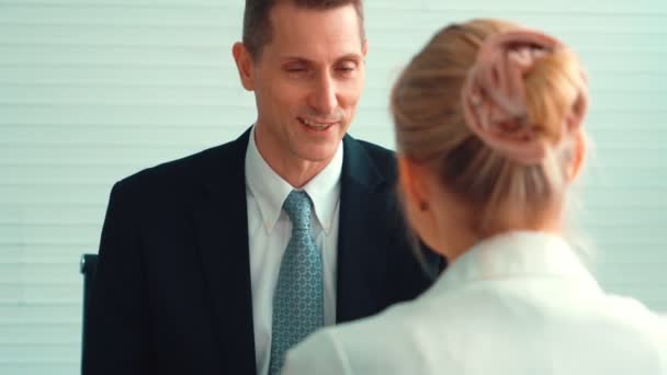 Pesquisador de emprego em entrevista de emprego reunião com gerente — Vídeo de Stock