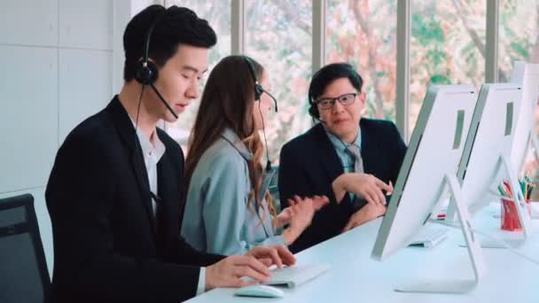 Zakenmensen met een koptelefoon aan het werk — Stockvideo