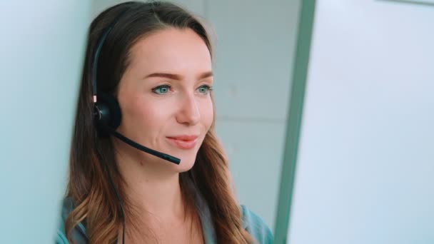 Gente de negocios con auriculares trabajando en la oficina — Vídeo de stock