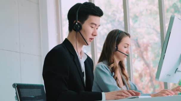 Geschäftsleute mit Headset arbeiten im Büro — Stockvideo