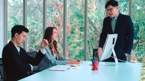 Problema de trabalho de disputa de pessoa de negócios com raiva em reunião de grupo — Vídeo de Stock