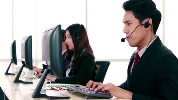 Gente de negocios con auriculares trabajando en la oficina — Vídeos de Stock