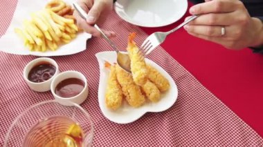 Restoranda yemek yiyen mutlu romantik çift.