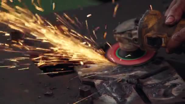 Profesionální mechanik stříhá kov z oceli. — Stock video