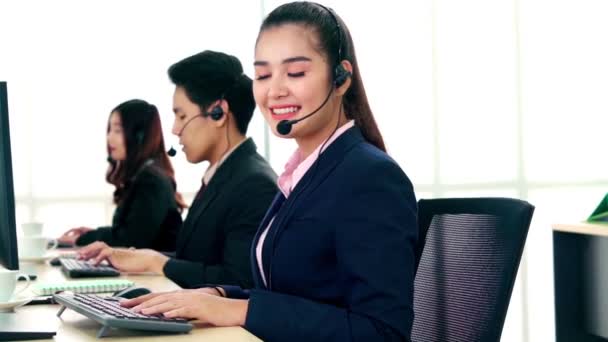 Gente de negocios con auriculares trabajando en la oficina — Vídeo de stock