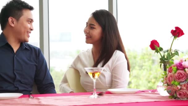 Pasangan romantis yang bahagia makan siang di restoran — Stok Video