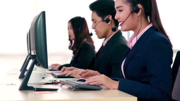 Gente de negocios con auriculares trabajando en la oficina — Vídeos de Stock