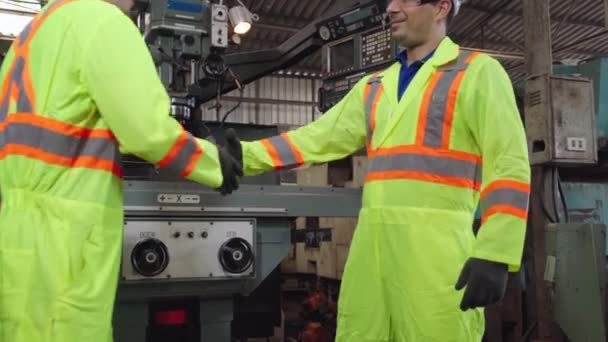 Gyári munkások kézfogás csapattaggal a gyárban — Stock videók