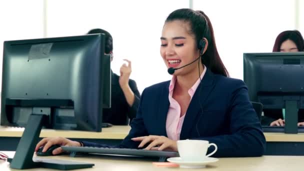 Biznesmeni noszący słuchawki pracujący w biurze — Wideo stockowe