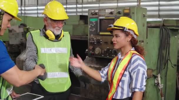 Skupina továrních dělníků, kteří používají strojní zařízení v továrně — Stock video