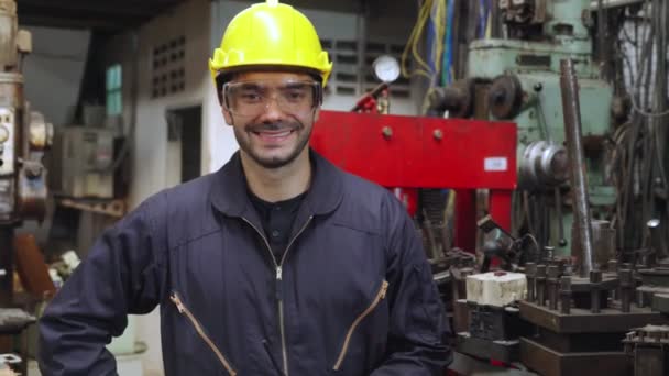 Jovem trabalhador da fábrica ou engenheiro close up retrato na fábrica — Vídeo de Stock