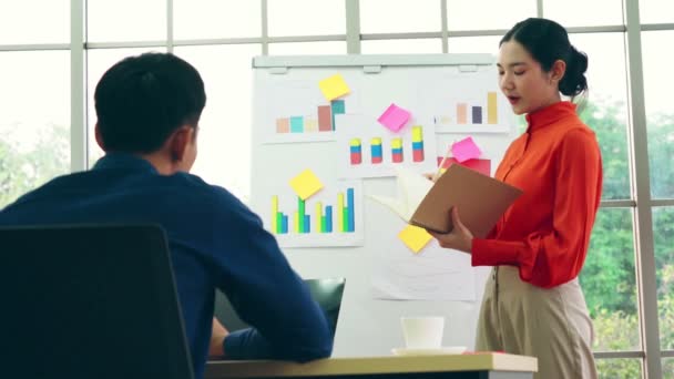 Junge Frau Erklärt Geschäftsdaten Auf Whiteboard Lässigem Büroraum Die Selbstbewusste — Stockvideo