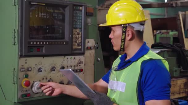 Розумний працівник заводу використовує машину в заводському цеху — стокове відео