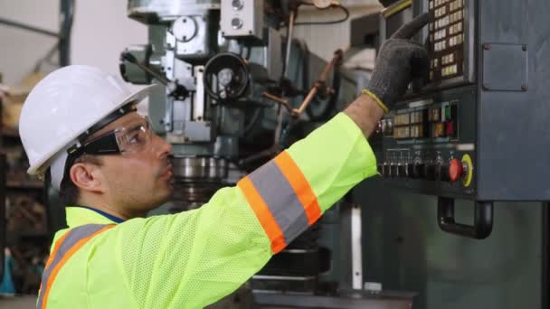 Trabajador de fábrica inteligente usando máquina en taller de fábrica — Vídeos de Stock