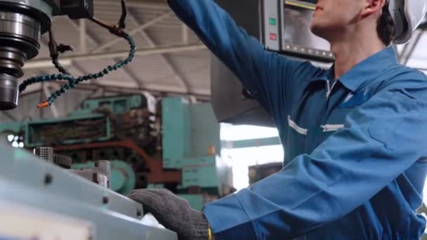 Trabajador de fábrica inteligente usando máquina en taller de fábrica — Vídeos de Stock