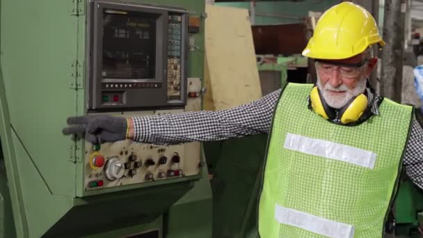 Ledande fabriksarbetare lär ut hur man använder maskinutrustning i fabriksverkstaden — Stockvideo