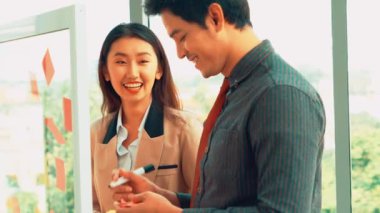 İş adamları proje planlama kurulunda çalışıyor