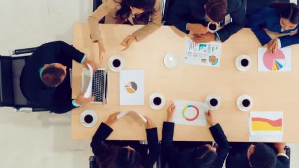 Poignée de main des hommes d'affaires de groupe à la table de réunion — Video