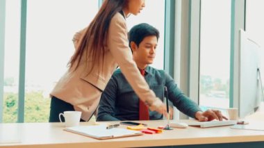 İş adamları ofiste arkadaşlarıyla tokalaşırlar.