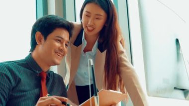 İki iş adamı ofiste proje stratejisi hakkında konuşuyor