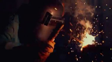 Yay kaynak makinesiyle çalışan metal kaynakçı