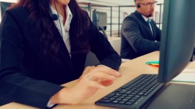 Ofiste çalışan kulaklık takan iş adamları.