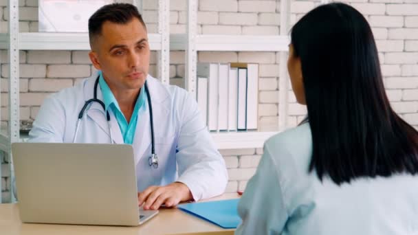 Médico en uniforme profesional examinando al paciente en el hospital — Vídeos de Stock